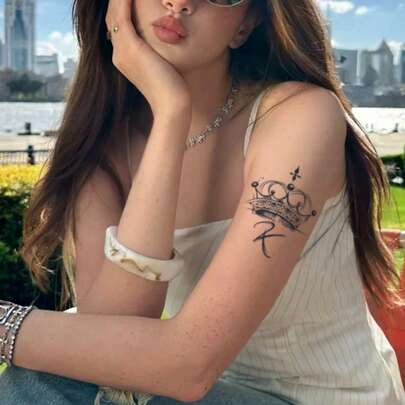 1片防水防刮皇冠纹身贴纸，逼真仿真纹身，男女通用，可贴于手部、腿部，日常使用。