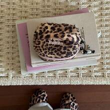 1个豹纹拉链化妆包，字母设计，适合存放化妆品和洗漱用品，小巧便携，是旅行和日常使用的理想之选。 - 彩色 - 查看 5