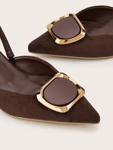 Sepatu hak tinggi wanita model terbaru 2025 dengan gesper logam, ujung runcing elegan, dan tali belakang. - Coklat - View 5