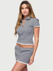 Bộ 2 món gồm áo crop top tay ngắn kẻ caro và chân váy mini nữ, viền ren trắng, trang phục mùa hè thường ngày. - màu đen - Xem 6