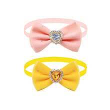 2 piezas Corbata con forma de corazón de gamuza multicolor con rhinestones, adecuada para perros pequeños y medianos, lindo accesorio de decoración para mascotas, para el Día de San Valentín/Boda/Fiesta de vacaciones/Paseo diario/Fotografía, con forma cóncava, suave y amigable con la piel sin apretar el cuello, convirtiendo a tu mascota querida en una pequeña estrella de moda en segundos, decoración Cachorro Feliz, decoración Puppy Keep, accesorios para gatos y perros