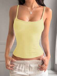 Y2K风格蝴蝶装饰露背奶油黄短款上衣，适合居家、休闲穿着，是春季和情人节的理想之选。