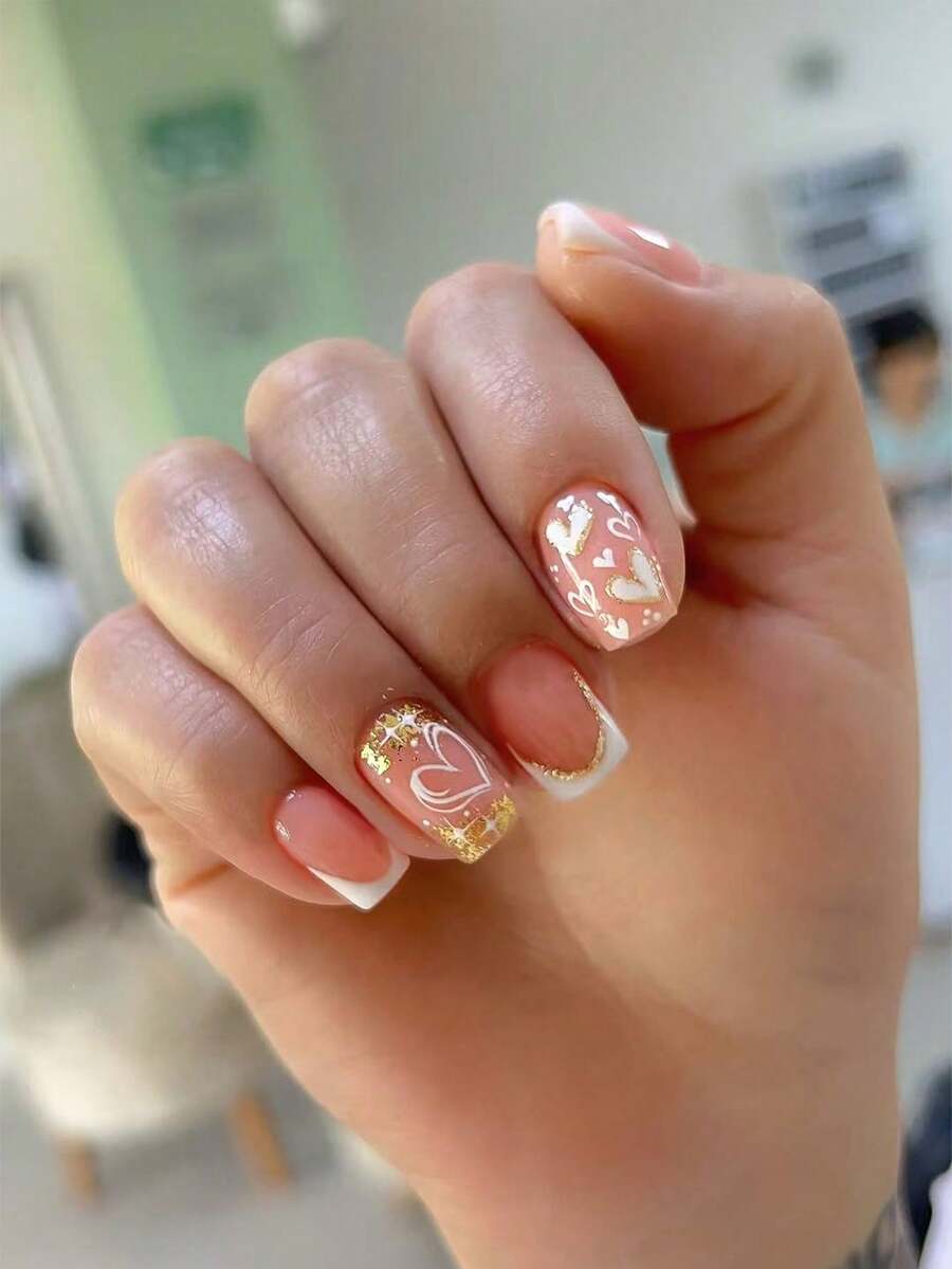 24片方形和心形金色闪粉白色法式美甲贴纸，展现迷人女性风格，完美适用于亚克力美甲套装，包含1瓶甲油胶和1把指甲锉，易于佩戴，适合女性和女孩日常佩戴和参加派对。 - 金色 - 查看 1