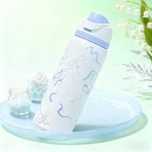 0waIaa  Blue Ribbon Water Bottle, 32 Oz, 945 Ml, With A Straw, It Can Keep Hot Or Cold For Over 24 H. It Can Be Used To Make Coffee And Cold Drinks. It Has A Beautiful Appearance And Exquisite Craftsmanship. It Is Suitable For Camping, Work, Indoor And Outdoor Use Valentine's Day. - Xanh và trắng - Xem 1