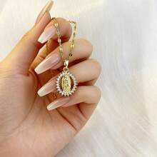 1 Peça Colar Pingente de Nossa Senhora Decorado com Zircônia de Cobre Estilo Vintage Hip-Hop, Corrente de Aço Inoxidável, Banhado a Ouro 18K, Adequado para Meninas Usarem em Festas, Banquetes, Festivais e Ocasiões Diárias, Joia Requintada, Acessórios Dourados, Ótimo Presente para Volta às Aulas, Ano Novo, Dia dos Namorados, Dia das Mães - Dourado - Visão 7