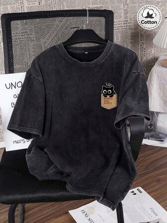 Camiseta masculina de verão com estampa de gato fofo, modelagem ajustada, preta, gola redonda, manga curta, levemente elástica, ideal para uso casual no dia a dia.