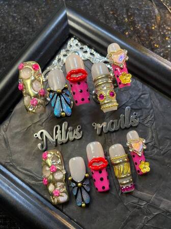 10 st handgjorda nagellack med akryltryck, långa fyrkantiga naglar, rosröda och guldiga och blå naglar, blå kattögon och rosröda franska naglar, handritade krompulvergeometriska mönster och svarta prickiga mönster, 3D stereostrass, hjärtformade ädelstenar och blommor och läppar och färgade strass och kedjepärlor, nageltillbehör