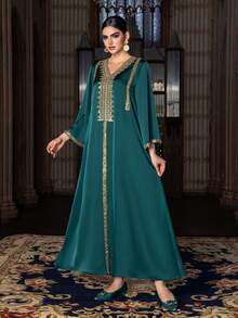 Această rochie elegantă lungă până la podea pentru femei are decolteu în V, mâneci 3/4, garnitură brodată cu auriu, manșete cu mărgele, țesătură satinată lejeră și o siluetă elegantă, fiind o alegere ideală pentru nunți, gale formale, ceremonii de premiere și evenimente pe covorul roșu. - Verde - Vizualizare 8
