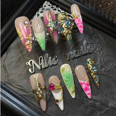 10 piezas Juego de uñas postizas de stiletto cubiertas a mano, con arte de uñas en rosa, dorado y verde, francés en verde y blanco, teñido anudado en amarillo y rosa, con accesorios de decoración como cadenas 3D, cuentas de acero, rhinestones y estrellas. Incluye polvo cromado con diseños de estrellas de mar y patrones geométricos, adecuado para que las mujeres y niñas lo usen en fiestas temáticas, ceremonias y uso diario (incluye un trozo de pegamento de gelatina y una tira de fricción)