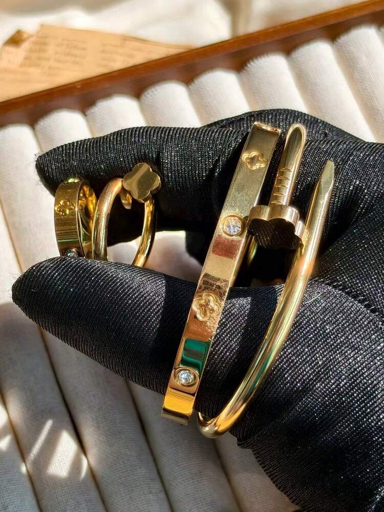 4 قطع مجموعة سوار وخاتم من الفولاذ المقاوم للصدأ مطلي بالذهب عيار 18 قيراط بشكل أربع أوراق البرسيم، مجوهرات أنيقة وعصرية للنساء، مقاومة للماء والتلاشي، مناسبة للارتداء اليومي والهدايا - الطراز 1 ذهبي - مشاهدة 8