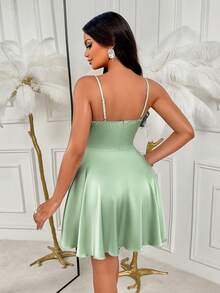 AIJ Amarilo 性感缎面吊带连衣裙 - 褶皱设计，约会和外出完美之选 - 豆綠色 - 查看 2