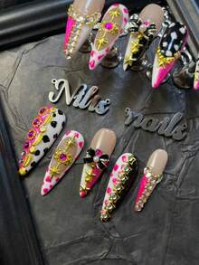 Bộ 10 móng giả nhọn kiểu Stiletto, màu đỏ hồng mắt mèo & trắng, kiểu Pháp trắng & đỏ hồng, nhuộm tie-dye đen, phụ kiện móng 3D hình nơ & ngôi sao & bi thép, đá quý lấp lánh nhiều màu sắc, họa tiết hình học chấm bi vẽ tay, bộ móng nghệ thuật phong cách Y2K, phù hợp cho sử dụng hàng ngày, các buổi tụ họp, tiệc tùng & các dịp lễ, năm mới và ngày Valentine, là món quà tuyệt vời dành cho phụ nữ và các cô gái, kèm theo 1 miếng mút gel và 1 dũa móng. - Màu Hồng Tươi - Xem 4