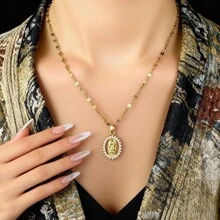 1 Peça Colar Pingente de Nossa Senhora Decorado com Zircônia de Cobre Estilo Vintage Hip-Hop, Corrente de Aço Inoxidável, Banhado a Ouro 18K, Adequado para Meninas Usarem em Festas, Banquetes, Festivais e Ocasiões Diárias, Joia Requintada, Acessórios Dourados, Ótimo Presente para Volta às Aulas, Ano Novo, Dia dos Namorados, Dia das Mães - Dourado - Visão 4