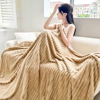 1条条纹人造兔毛毯，法兰绒材质，适合沙发、单人/双人床、办公室午睡、卧室、客厅等场所，四季皆宜，温暖舒适，多种颜色可选，简约百搭，节日礼物佳品