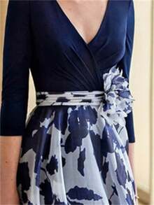 Magic Mia Women's Appliqué Floral Pleated Midi Dress - Navy Blue V-Neck Chiffon Gown, 3/4 Sleeve Mother Of The Bride Dress For Garden Weddings/Summer Soirées/Formal Occasions - Màu xanh lam - Xem 3
