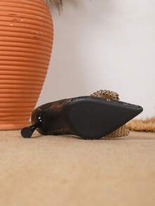 女士优雅高跟鞋，蛇纹尖头设计，饰以水钻蝴蝶结，百搭舒适，9厘米锥形鞋跟，适合四季通勤，舒适百搭，可用于办公室、外出、约会派对等场合。 - 黑色 - 查看 5