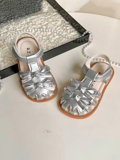 1双银色平底凉鞋，适合3-12岁儿童，夏季户外跑步玩耍皆宜，防滑软底，舒适轻便；1双米色蝴蝶装饰可爱女童凉鞋；1双米色花朵仿珍珠装饰公主风女童凉鞋；1双便捷罗马风女童凉鞋；1双柔软舒适的沙滩凉鞋，适合女童旅行度假。