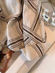 Áo nữ kiểu Pháp cổ điển chất liệu pha lanh, áo sơ mi cổ tròn in họa tiết tương phản màu sắc, áo kiểu retro sang trọng, tôn dáng. - Màu be - Xem 3