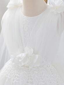 女童花童婚礼长裙，白色及地正式礼服，适合儿童，高端宴会、生日派对、节日场合、钢琴表演、特殊活动，公主裙，饰有3D立体花朵，薄纱披肩，蝴蝶结露背，蓬蓬薄纱裙摆，适合日常穿着，大女孩生日礼物 - 白色 - 查看 5