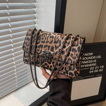 A Retro Fashion Leo…