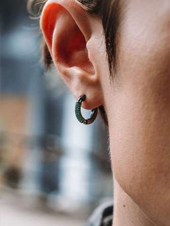 一对绿色合成锆石耳环，独特的嘻哈设计，时尚百搭，适合日常佩戴和男士送礼，无需电池