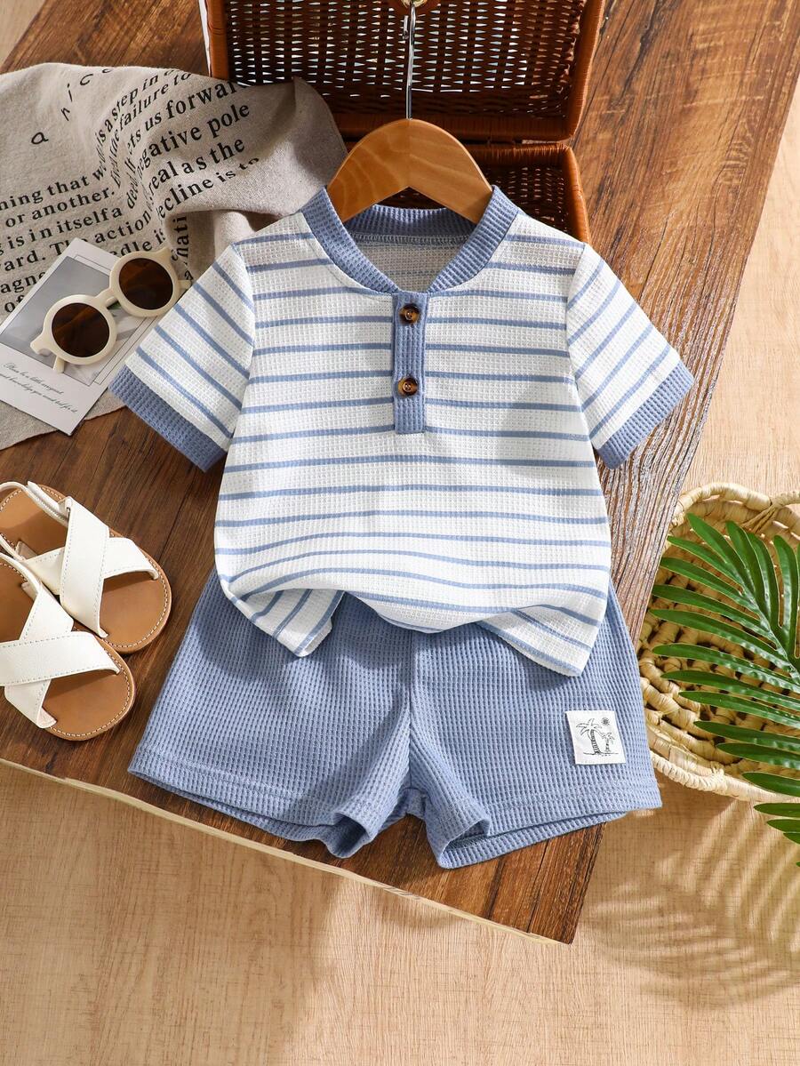 Bộ đồ 2 mảnh mùa xuân/hè cho bé trai, gồm áo tay ngắn kẻ sọc có khóa kéo nửa thân và quần short màu trơn, thiết kế họa tiết cây dừa, chất liệu vải waffle thoải mái, thích hợp cho các chuyến đi chơi, mặc hàng ngày và các bữa tiệc. - Màu xanh bụi bặm - Xem 1