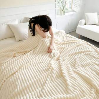 1条条纹人造兔毛毯，法兰绒材质，适合沙发、单人/双人床、办公室午睡、卧室、客厅等场所，四季皆宜，温暖舒适，多种颜色可选，简约百搭，节日礼物之选。