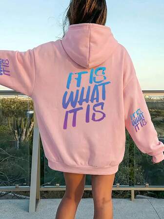 Plusstorlek damtröja med tonad text "DET ÄR VAD DET ÄR" grafisk huvtröja | Lös och avslappnad höst- och vintertröja | Huvtröjor Plusstorlekar Dam, Plusstorlekar Damkläder, Vinterkläder Dam, Huvtröjor För Damer, Huvtröjor För Damer Curve