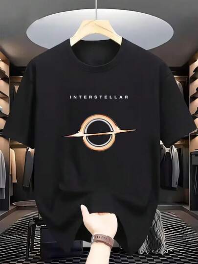 Camiseta espacial futurista para hombre: camiseta gráfica interestelar con diseños de planetas y ovnis. 100 % gramaje alto. Ideal para aficionados a la ciencia ficción, uso diario y eventos temáticos. Lavable a máquina. Cuello redondo negro. Temática espacial. Ropa de temporada, resistente y para eventos. Estampado de alta calidad. Ropa para adultos. Talla estándar, lista para usar. Camiseta informal de manga corta para hombre.