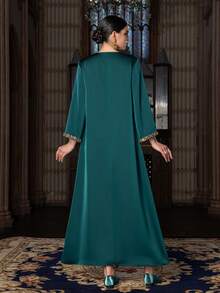 Această rochie elegantă lungă până la podea pentru femei are decolteu în V, mâneci 3/4, garnitură brodată cu auriu, manșete cu mărgele, țesătură satinată lejeră și o siluetă elegantă, fiind o alegere ideală pentru nunți, gale formale, ceremonii de premiere și evenimente pe covorul roșu. - Verde - Vizualizare 3
