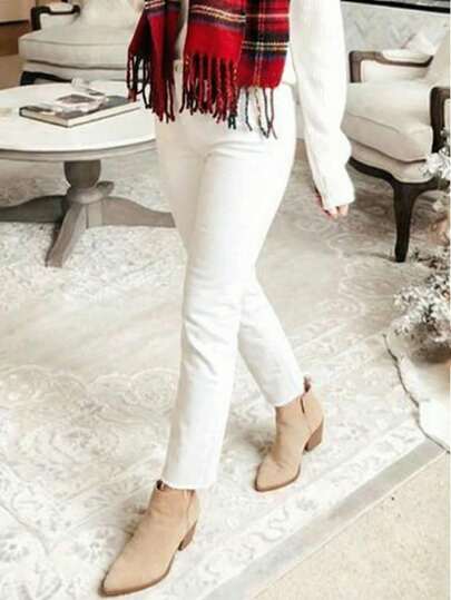 Quần jeans nữ dáng ôm, co giãn, ống thẳng/ống côn, có tua rua ở gấu quần, màu trắng, thích hợp cho mùa xuân.