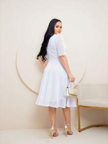 Vestido Feminino Midi Tecido Malha Tricot Rendado Meia Manga Saia Godê Modelagem Acinturada e Acabamento Elegante Acabamento Premium Perfeito para Natal, Ano Novo e Festas de Fim de Ano - Branco - Visão 5