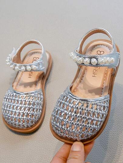 1 Pair Girls Woven Hollow Pearl Headband, Paired With Children Flat Sandals. I Took Photos At My Friend's Baby's First Birthday Party, Then Went To The Children's Picture Book Library At The Shopping Mall.