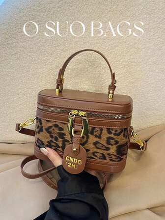 新款秋冬迷你字母皮革吊牌吊饰复古拼接豹纹手包、化妆包、迷你方包、小众时尚水桶包、箱包、百搭休闲单肩斜挎包，新款秋冬虎纹女包