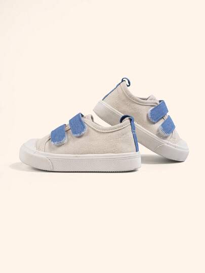 1双男婴蓝色帆布休闲鞋，时尚设计，简约舒适，适合日常穿着和户外活动，春秋季节适用。