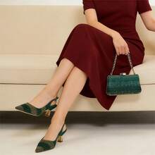 女士鞋履和包袋套装，采用高温钻石细节设计，尖头高跟穆勒鞋，配以彩色条纹，装饰链带