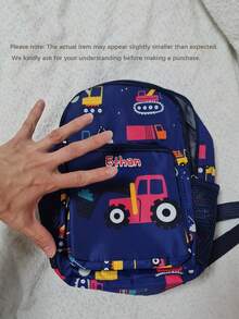 Personalize sua mochila com seu nome ou mensagens de boas festas. Crie uma mochila exclusiva, moderna e multifuncional com uma estampa divertida de dinossauro. Leve e fácil de transportar, perfeita para o uso diário por adolescentes e também para viagens. Multifuncional, decorativa, personalizável com letras, moderna, colorida, fofa, casual, única e um presente ideal para ele ou para ela. - Texto com traço médio - Ver 11