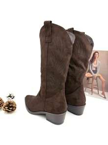 Elegant Women's Cowboy Boots With A Zipper, 5 Cm Heel, Khaki Brown Color, Perfect For Casual And Seasonal Looks. Made Of Suede-Like Material, Soft To The Touch And With A Western Style Finish. Ideal To Combine With Jeans, Dresses Or Skirts, Adding A Modern And Versatile Touch. - 棕色 - 查看 4