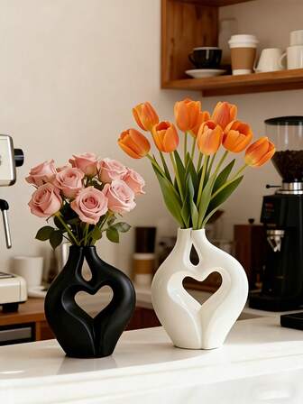1 st hjärtformad ihålig plastvas, svart eller vit tillgänglig. Den kreativa hjärtformade ihåliga designen är höjdpunkten, med ett enkelt svartvitt färgschema som passar olika heminredningsstilar. Det lätta och hållbara plastmaterialet är enkelt att underhålla. Den kan vara en liten present för bekännelser, överraskningar till flickvänner och dekorera skrivbordet för att skapa en romantisk atmosfär. Det är en praktisk blombehållare som kombinerar både estetik och omtanke.