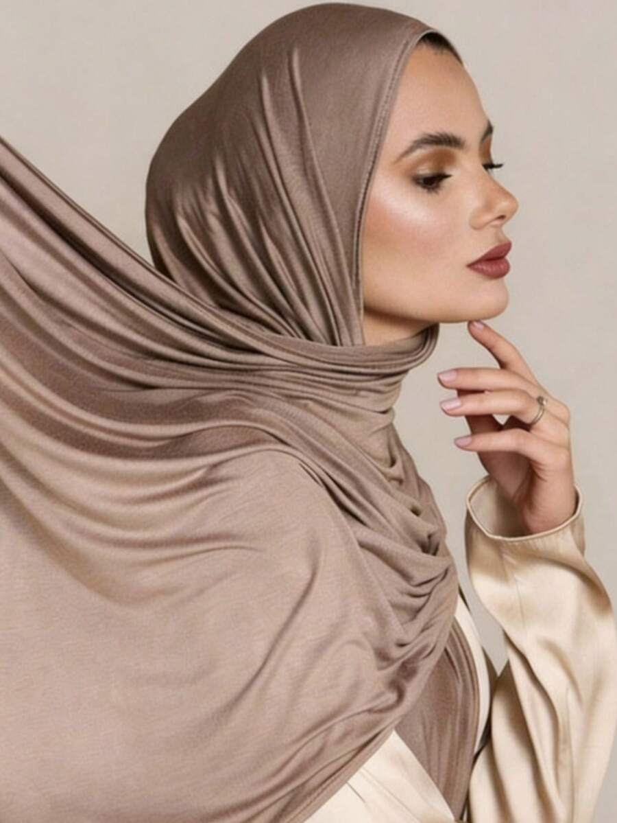 1 chiếc khăn choàng dệt kim cỡ lớn, mềm mại và giản dị, màu trơn, thích hợp cho nữ.