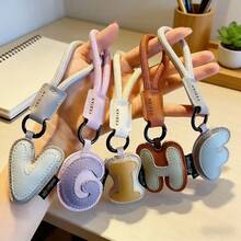 PU皮革材质，26个英文字母，精致可爱，小巧可爱，可作礼物、钥匙扣、挂件、包包饰品、钱包挂饰或钥匙圈。 - 彩色 - 查看 2