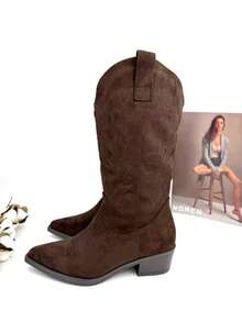 Elegant Women's Cowboy Boots With A Zipper, 5 Cm Heel, Khaki Brown Color, Perfect For Casual And Seasonal Looks. Made Of Suede-Like Material, Soft To The Touch And With A Western Style Finish. Ideal To Combine With Jeans, Dresses Or Skirts, Adding A Modern And Versatile Touch. - 棕色 - 查看 3