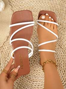 Sandal datar ringan wanita dengan tali lilit, cocok untuk liburan di kota, bepergian, dan perjalanan singkat. Tersedia dalam warna putih/hitam, terbuat dari bahan sintetis. Tali yang lembut ramah di kulit dan tidak menyebabkan iritasi. Desain lilit sederhana cocok untuk berbagai kesempatan, memberikan kenyamanan untuk bekerja dan bersantai saat liburan. - Coklat - View 3