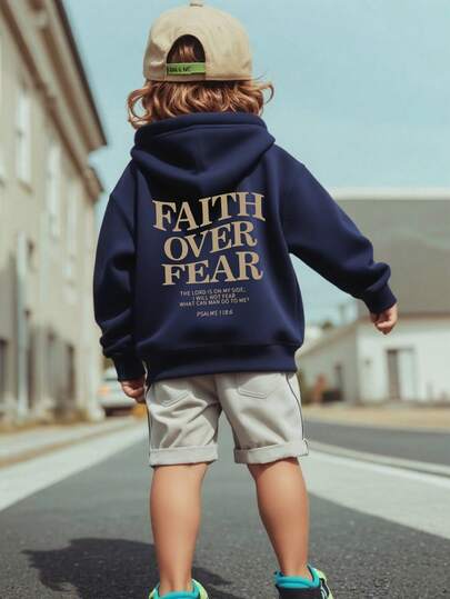 一件男童休闲印花套头卫衣，柔软舒适，保暖内衬，印有“信念战胜恐惧”字样，适合秋冬季穿着。