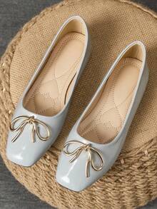 Women Square Toe Ballet Flats, Light Grey Patent, Metal Bow Detail, Everyday Commuter Shoes - 淺灰色 - 查看 1
