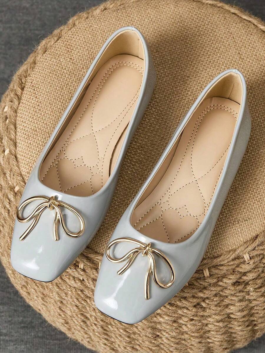 Women Square Toe Ballet Flats, Light Grey Patent, Metal Bow Detail, Everyday Commuter Shoes - 淺灰色 - 查看 1