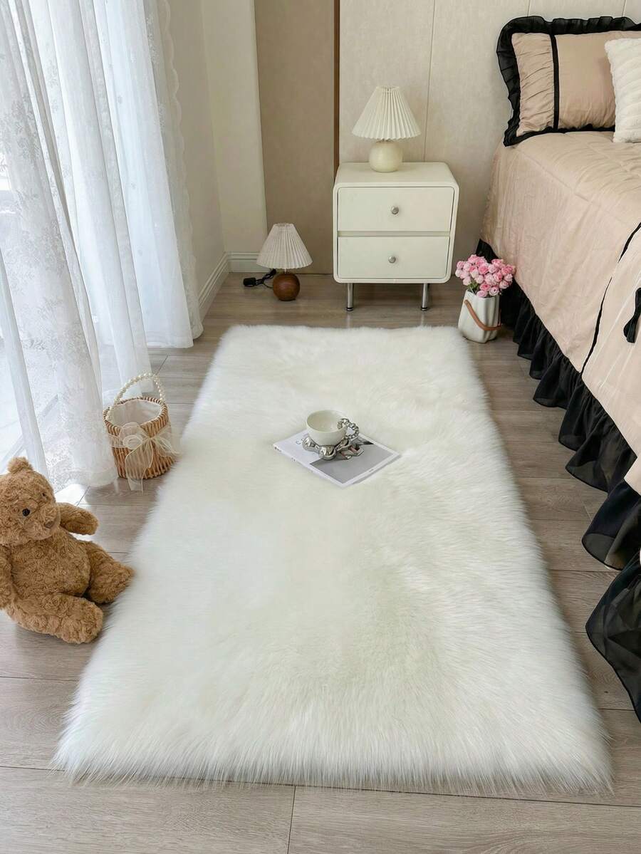 这款柔软蓬松的白色长毛地毯，舒适百搭，适用于卧室、客厅、书房、办公室、玄关等场所，可用作地垫，营造温馨的卧室氛围。这款毛绒地毯可水洗、防滑，设计可爱，适合全年室内使用，是理想的室内装饰之选。它可用作奢华简约的客厅地毯、不对称造型的卧室地毯、床边地毯、浴室地毯或装饰地毯。 - 白色 - 查看 1