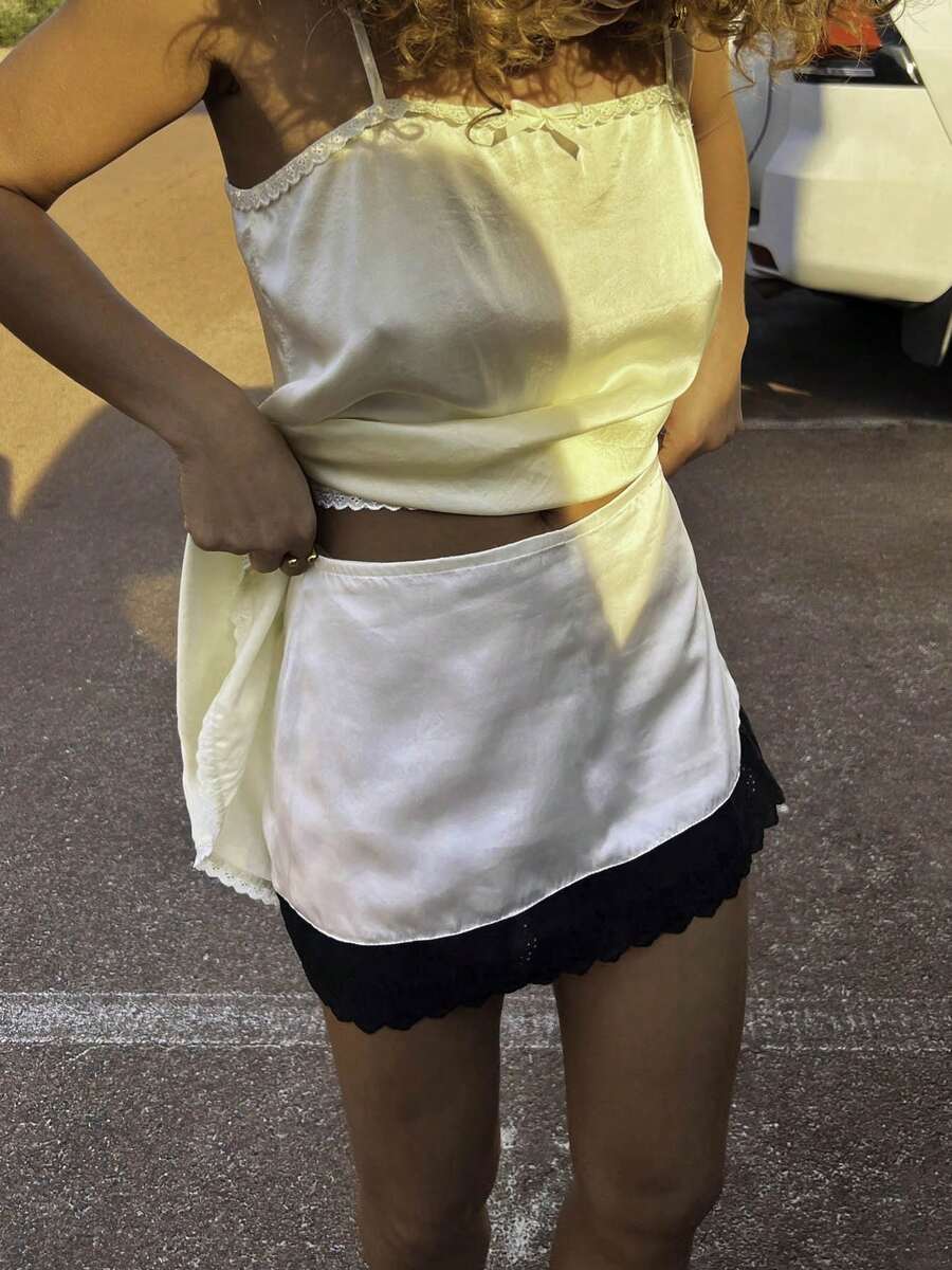 Women Lace Silk Slip Mini Skirts,Lace Trim Satin Under Skirt Low Rise Silky Short Skirts,Y2K Slim Fit Underskirt,Skirt High Elastic Waist Lace Patchwork Stylish Skirts,Summer Party White Skirt - 黑色 - 查看 1