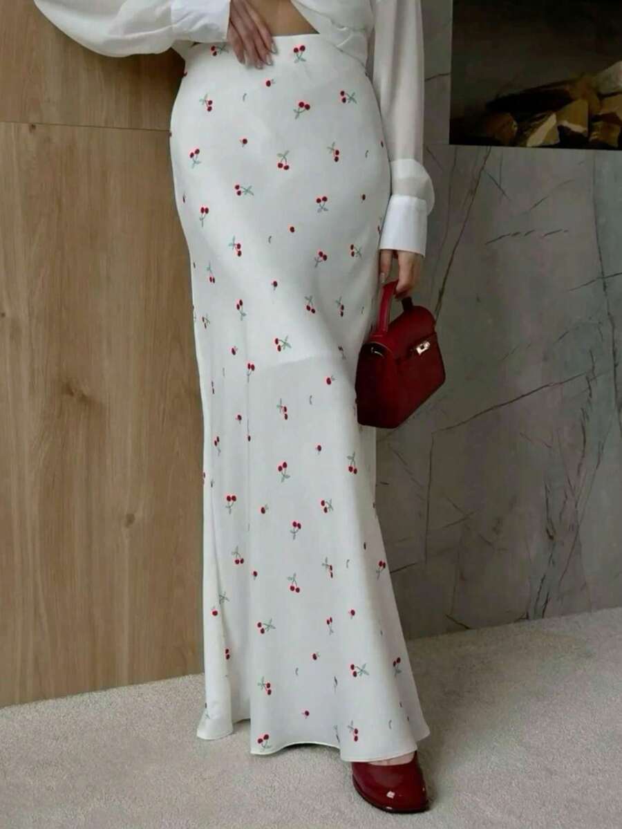 女士优雅樱桃印花半身裙，春夏新款时尚百变樱桃印花修身优雅半身裙，适合女士从春季到夏季穿着，女士春季款。