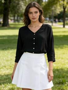 单件纯色休闲粘胶纽扣衬衫，适合假日、办公室、居家、日常、约会、返校、旅行、早午餐、机场等场合，春夏秋季均可穿着，无弹力，凉爽轻盈，日常居家办公粘胶七分袖V领休闲衬衫 - 黑色 - 查看 1